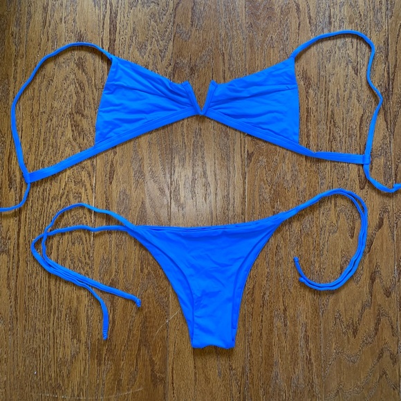 Cheeky electric blue plunging V bikini set - Picture 2 of 4